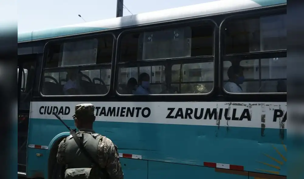 Militares intensifican operativos ante incremento de tránsito en las calles. Foto: Marco Cotrina