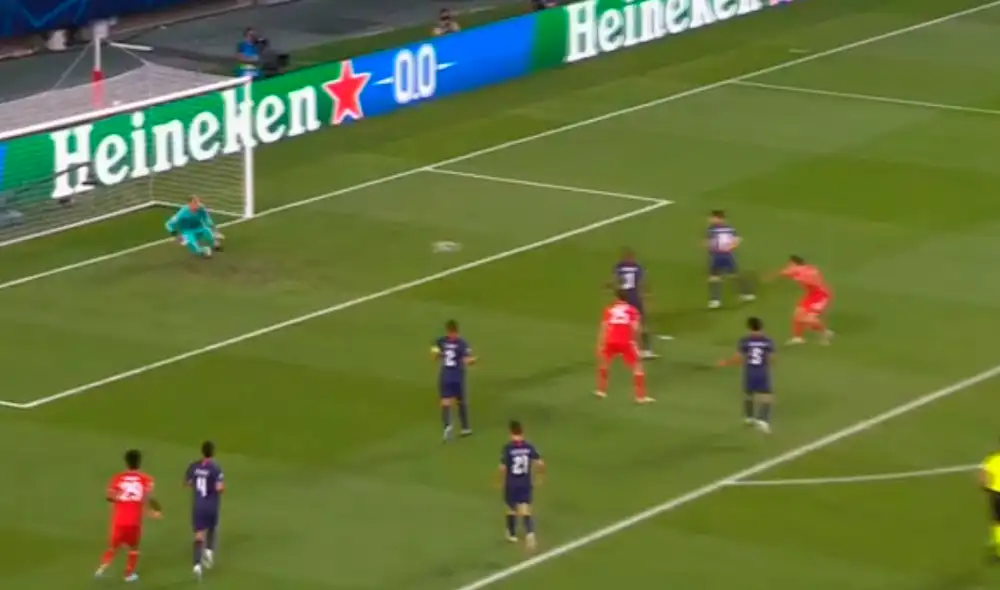 Disparo al poste de Lewandowski contra el PSG. (FOTO: Captura ESPN).