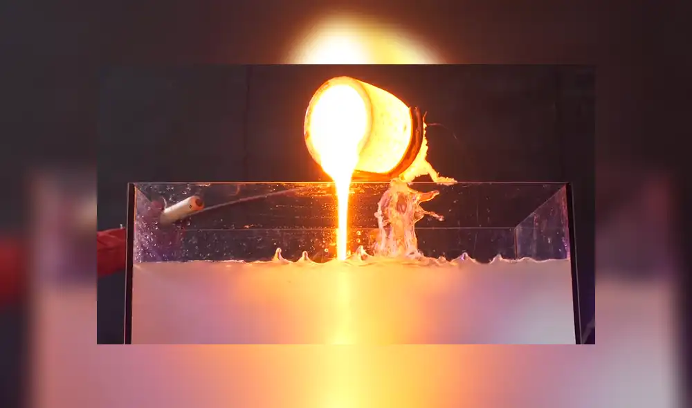 Video es viral en YouTube. Un curioso experimento dejó sin palabras a miles de personas, debido a que muestra lo que sucede con la lava al entrar en contacto con el agua. Foto: Captura.