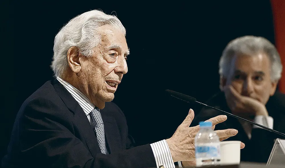 Diálogos. Mario Vargas Llosa responde las preguntas en la entrevista que le hizo su hijo Álvaro durante la ceremonia que se realizó ayer en España. Diálogos. Mario Vargas Llosa responde las preguntas en la entrevista que le hizo su hijo Álvaro durante la ceremonia que se realizó ayer en España.