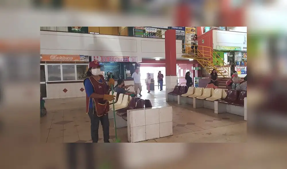 En terminal terrestre, algunas personas usan mascarillas. En terminal terrestre, algunas personas usan mascarillas.