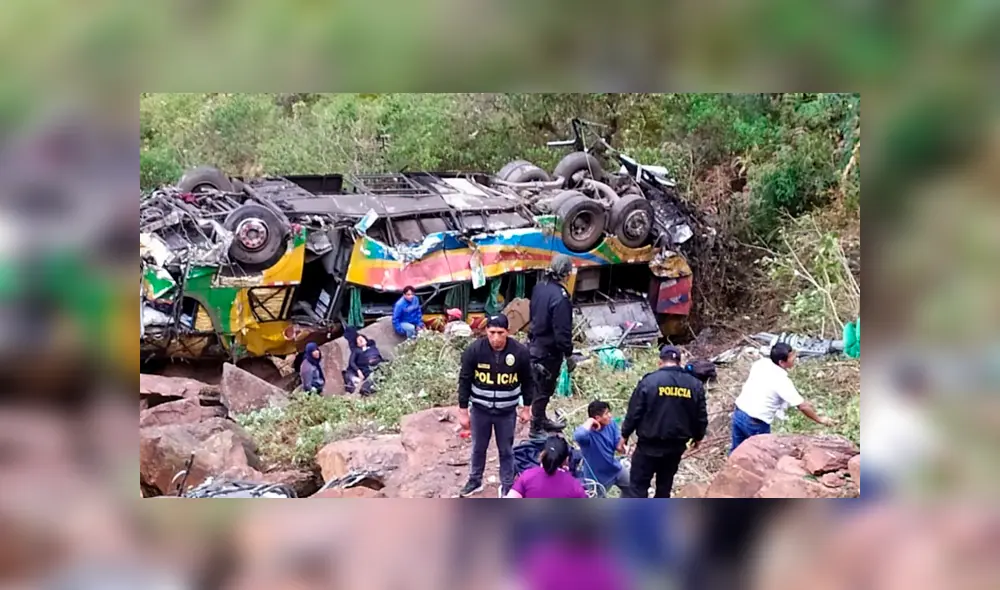 Volcadura de bus interprovincial en abismo dejó 23 muertos.  Foto: Difusión
