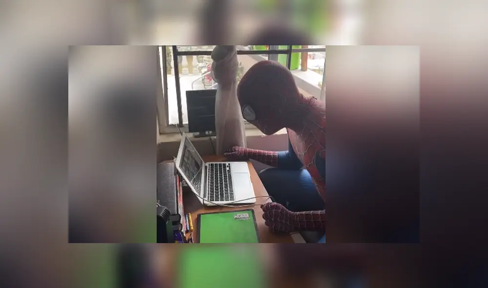 El maestro utilizó este divertido disfraz para sorprender a sus alumnos durante las clases. Foto: Facebook