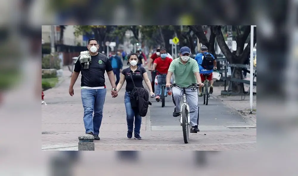 Una pareja caminando en una calle el lunes 13 de abril en Bogotá (Colombia). Foto: EFE Una pareja caminando en una calle el lunes 13 de abril en Bogotá (Colombia). Foto: EFE