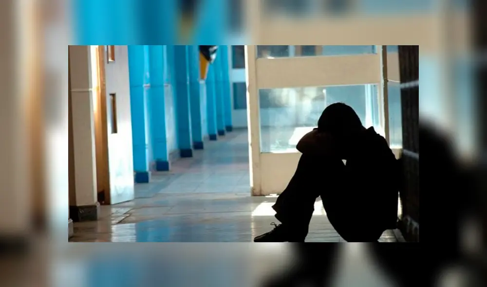 Mujer amenaza con “arrancarle la cara” al sujeto que hostiga a su hijo, quien también sería menor de edad