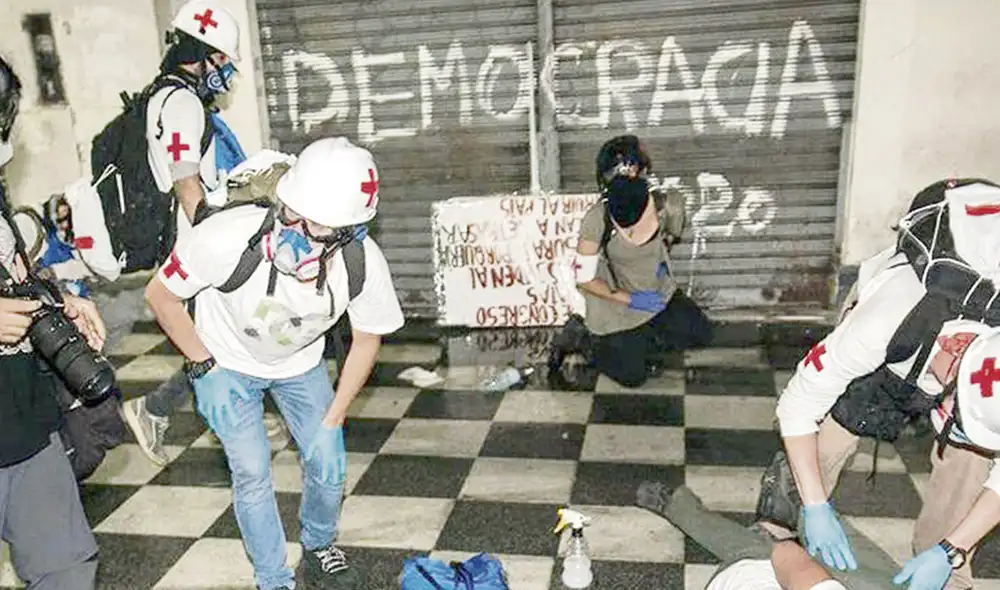 Manifestantes y brigadistas