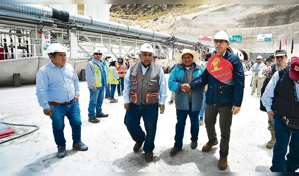 PRESIDENTE PPK Y MINISTROS LLEGARON A CAMPAMENTO DE MAJES SIGUAS II EN EL ANEXO DE TARUCAMARCA EN LA PROVINCIA DE CAYLLOMA PARA INAUGURAR LA TUNELADORA QUE HARA LA PERFORACION DE LOS TUNELES PUCARÁ Y TRASANDINO PRESIDENTE PPK Y MINISTROS LLEGARON A CAMPAMENTO DE MAJES SIGUAS II EN EL ANEXO DE TARUCAMARCA EN LA PROVINCIA DE CAYLLOMA PARA INAUGURAR LA TUNELADORA QUE HARA LA PERFORACION DE LOS TUNELES PUCARÁ Y TRASANDINO