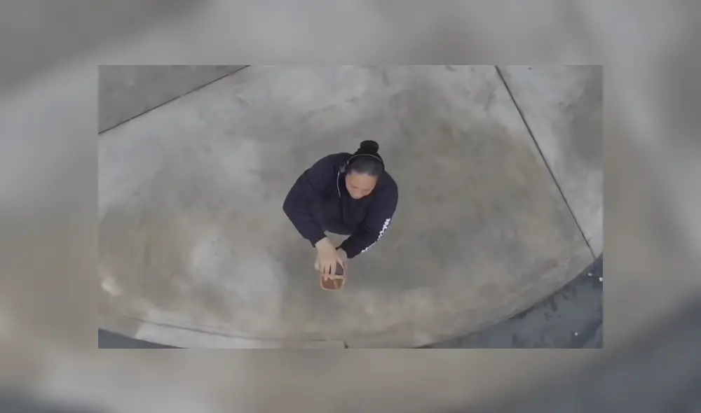 A través de YouTube se hizo viral el ingenioso truco que utilizó un joven para comprar un café desde su casa.