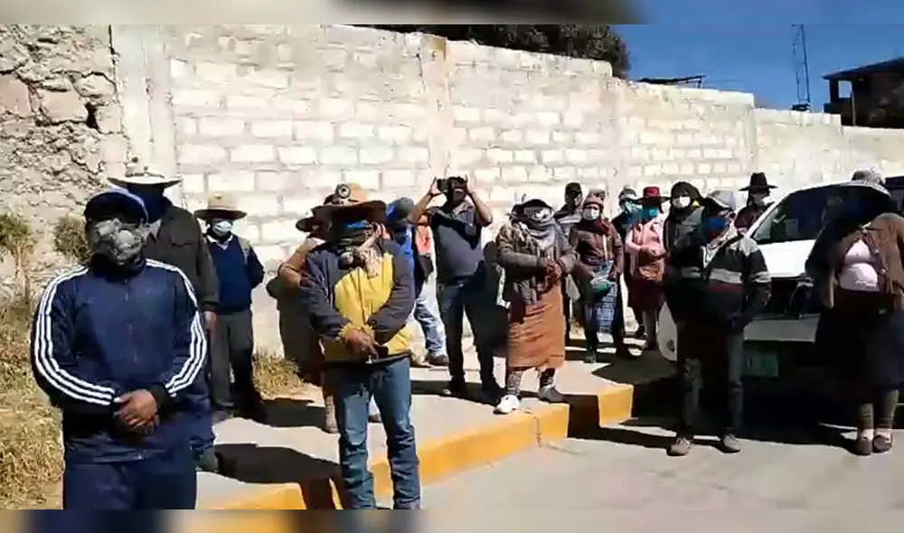 Familiares de joven muerto tras recibir un disparo de un agente policial, protestaron en la comisaría de Espinar.