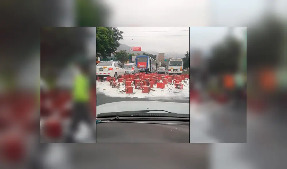 En Facebook, un conductor sufrió un accidente y provocó que las cajas de cerveza caigan a la pista.