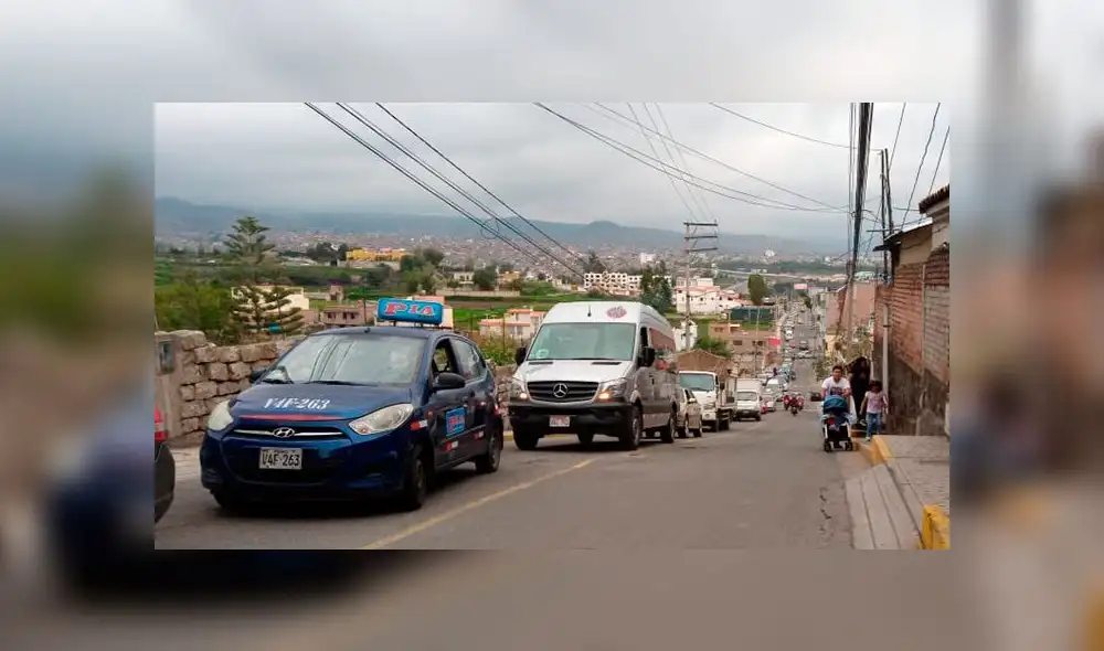 Largas colas de vehículos se pueden ver en calles de Arequipa por elecciones. Largas colas de vehículos se pueden ver en calles de Arequipa por elecciones.