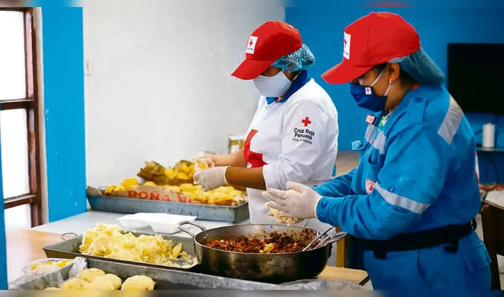 Campaña. Integrantes de la Cruz Roja preparan alimentos diariamente, para distribuirlos a personas vulnerables.