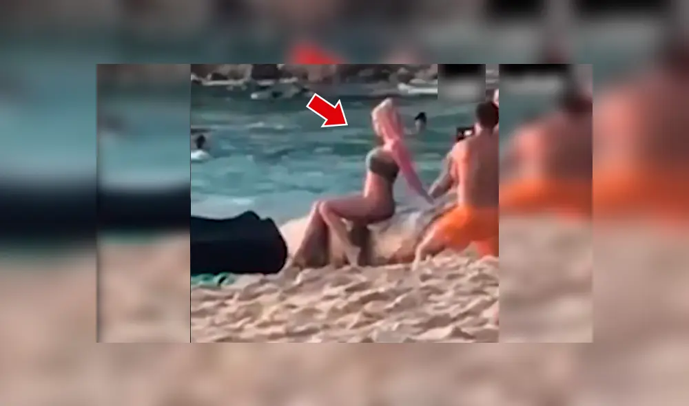 Facebook viral: mujer presume sexy pose frente a la playa, pero enorme ola la hunde [VIDEO] 