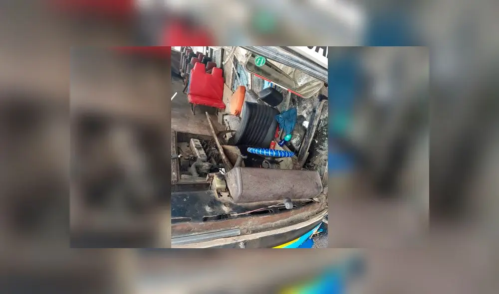 Los pasajeros de la cúster que cubre la ruta Callao-Callao fueron los más afectados, pues el vehículo se volcó. El conductor se dio a la fuga. (Foto: Carlos Contreras / La República) Los pasajeros de la cúster que cubre la ruta Callao-Callao fueron los más afectados, pues el vehículo se volcó. El conductor se dio a la fuga. (Foto: Carlos Contreras / La República)