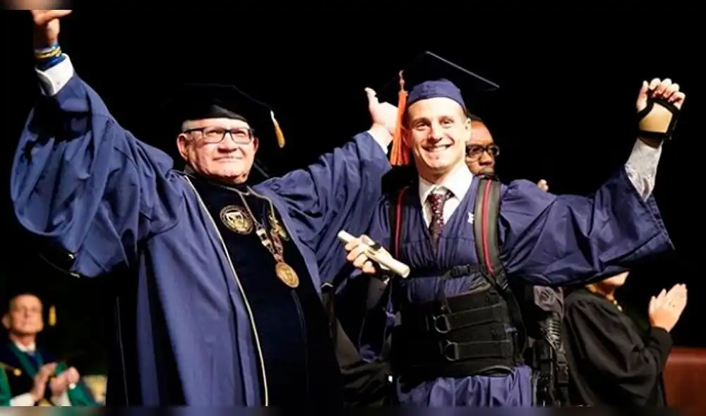 Venezolano tetrapléjico logró caminar el día de su graduación en EE. UU. [VIDEO]