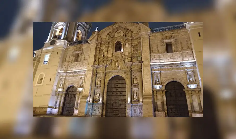 La Catedral de Lima de noche. La Catedral de Lima de noche.