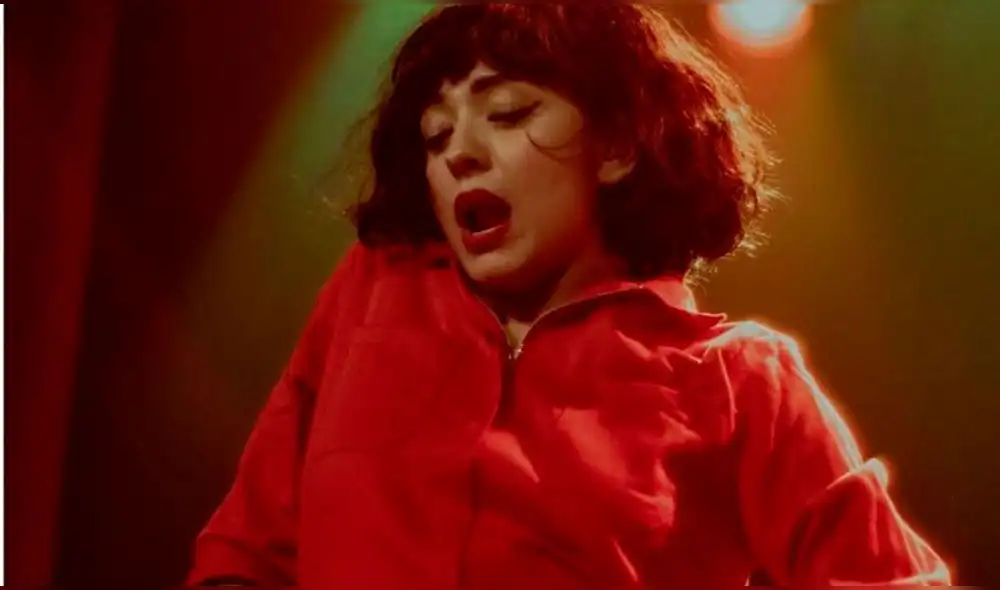 La artista chilena compartió imagen con su baterista en uno de sus shows. Fotos: Instagram.