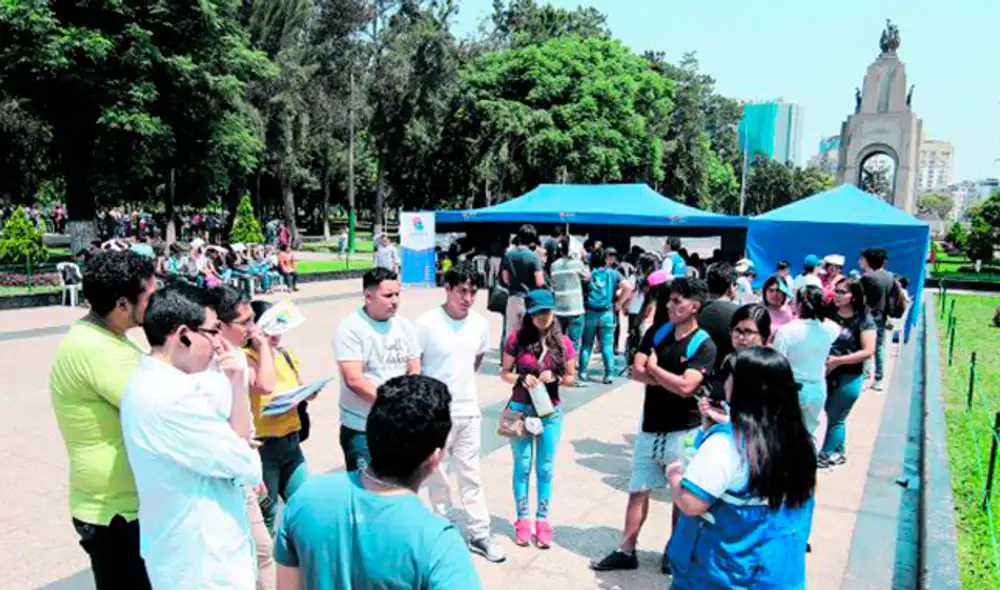 En duda. Decenas de alumnos se congregaron en el Campo de Marte para buscar información. Ahí expresaron sus temores y condenaron el silencio de la UAP.
