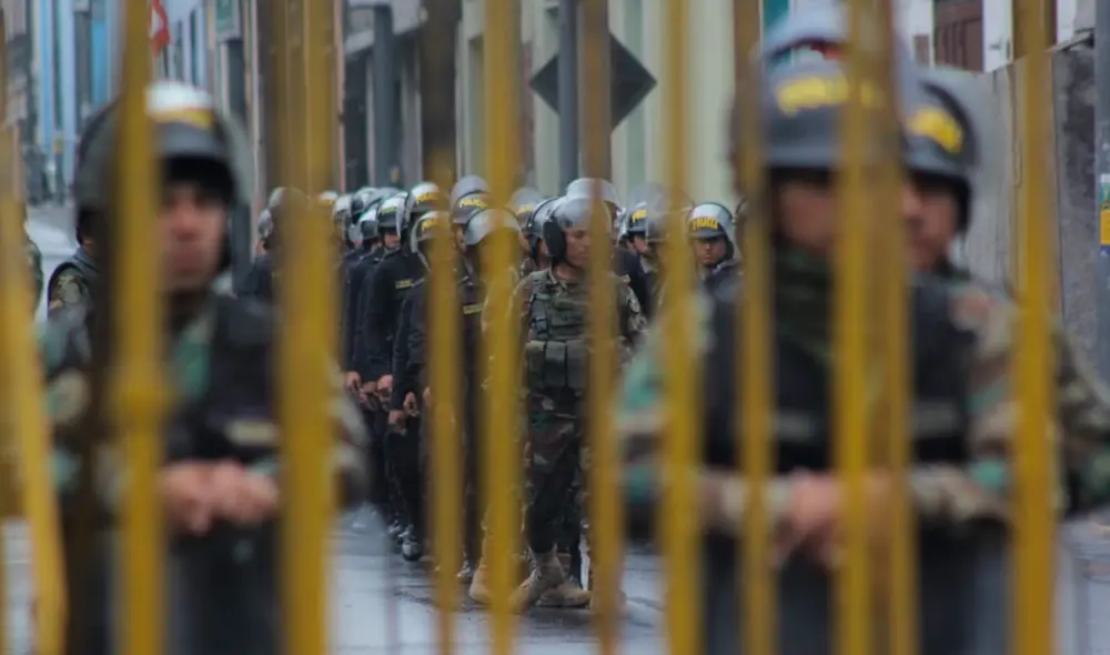 Excongresistas ingresaron al Parlamento en medio de reclamos de ciudadanos [FOTOS]