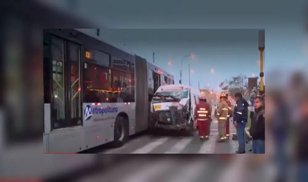 El siniestro lo protagonizaron, una cúster, un bus del Metropolitano y un tercer vehículo impactado se habría dado a la fuga. Foto: Captura América Noticias
