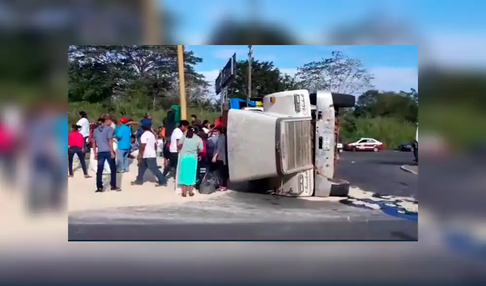 Tráiler sufre volcadura y pobladores aprovechan para robar toneladas de azúcar