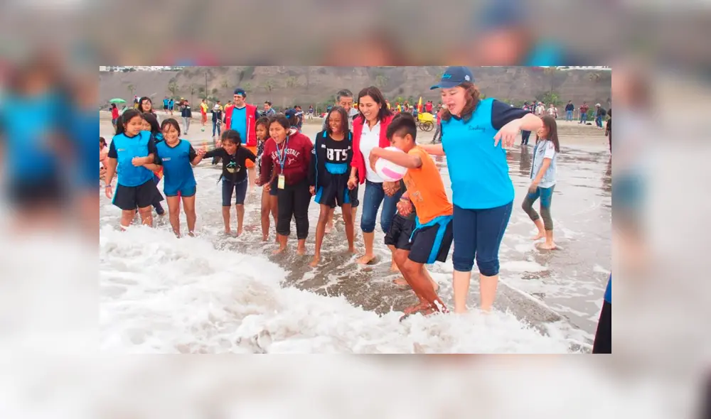 Niños conocieron por primera vez el mar junto a ministra de Educación, Flor Pablo. Foto: Minedu