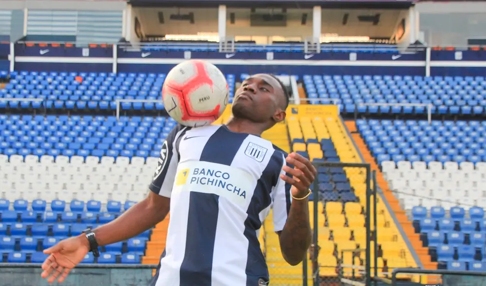 Cristian Zúñiga en su presentación con la camiseta de Alianza Lima.