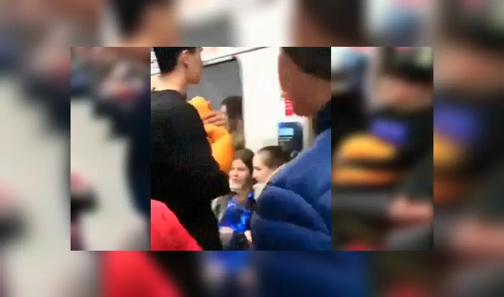 Video es viral en Facebook. El hombre ha causado gran indignación entre los internautas al ser captado usando su peculiar maniobra para lograr un asiento en transporte público