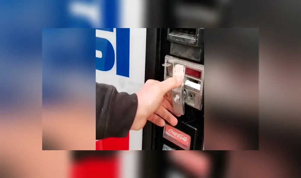 Un video viral muestra el tesoro que encontraron dos hombre al revisar una máquina expendedora abandonada.
