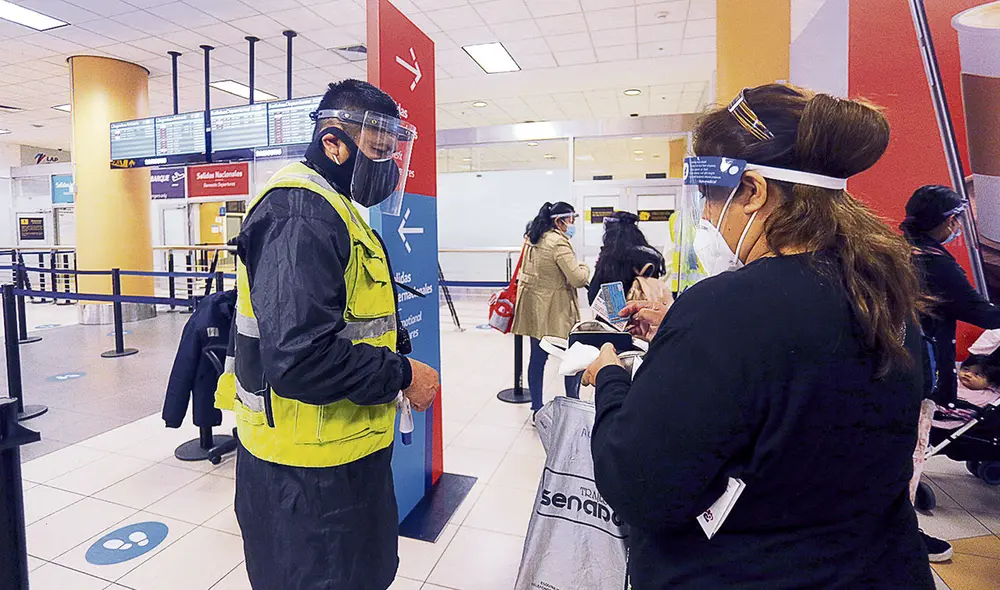 Protocolos. Pasajeros deben presentar su boleto, declaración jurada y prueba molecular Foto: Flavio Matos/La República