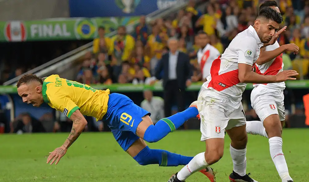 Roberto Tobar explicó por qué cobró penal a favor de Brasil previo al 3-1 en la final de la Copa América 2019. | Foto: AFP