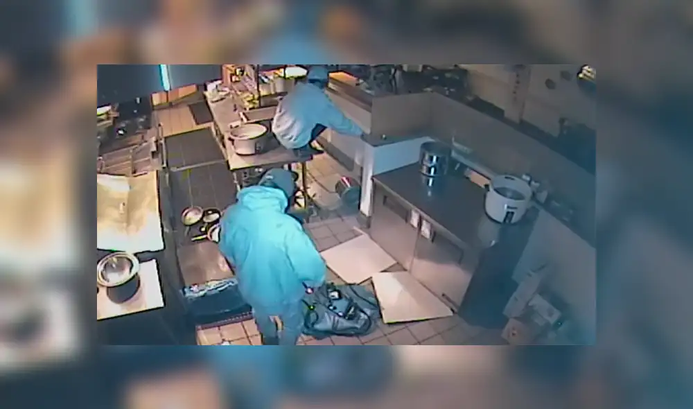 Roban un local e intentan escapar por el techo: se tropiezan y sufren aparatosa caída [VIDEO]