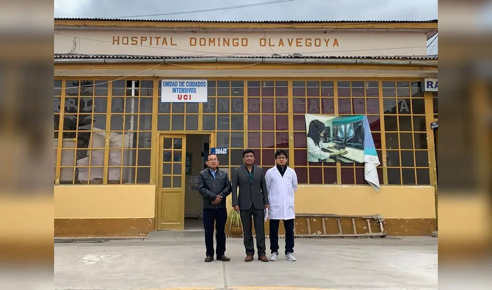 Posan para la foto el anestesiólogo Alfonso Mejía, el director del Hospital Dany Esteban y el cirujano laparoscopista Robert Cáceres.