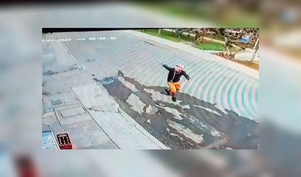 Delincuente disparó contra vecino que le lanzó botellas para que no asalte su casa. Créditos: Captura.