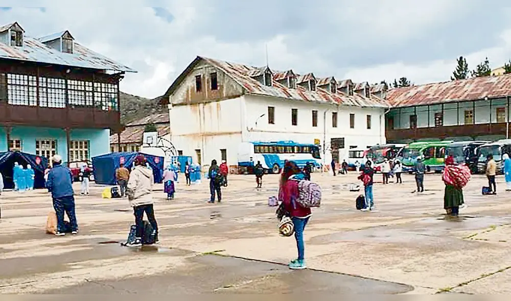 sIN SOLIDARIDAD. Puneños recibieron el rechazo de sus paisanos. Pasarán cuarentena controlada en albergues. sIN SOLIDARIDAD. Puneños recibieron el rechazo de sus paisanos. Pasarán cuarentena controlada en albergues.