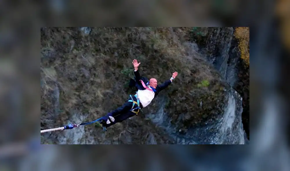 Funcionario realizó bungee jumping para celebrar el levantamiento de la cuarentena por el coronavirus. Foto: Stuff Funcionario realizó bungee jumping para celebrar el levantamiento de la cuarentena por el coronavirus. Foto: Stuff