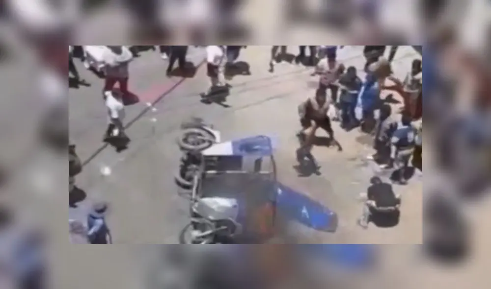 Ladrón fue golpeado y casi lo lanzan hacia la mototaxi que ardía en llamas. (Foto: Captura de video / Latina Noticias)