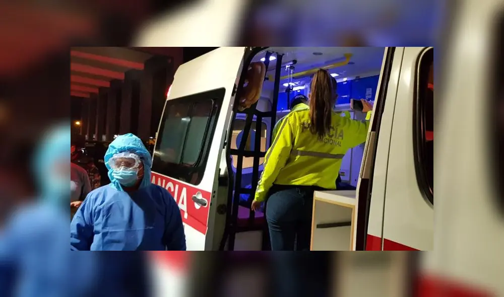 Uno de los expulsados fue llevado en una ambulancia por su delicado estado de salud. (Foto: Migraciones)