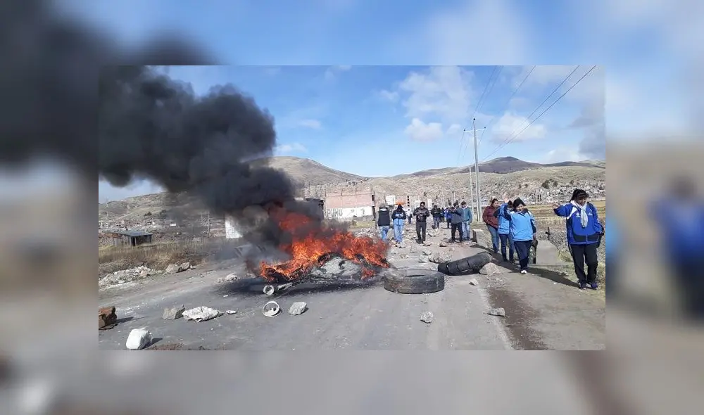 Con quema de llantas también impidieron el paso de vehículos Con quema de llantas también impidieron el paso de vehículos