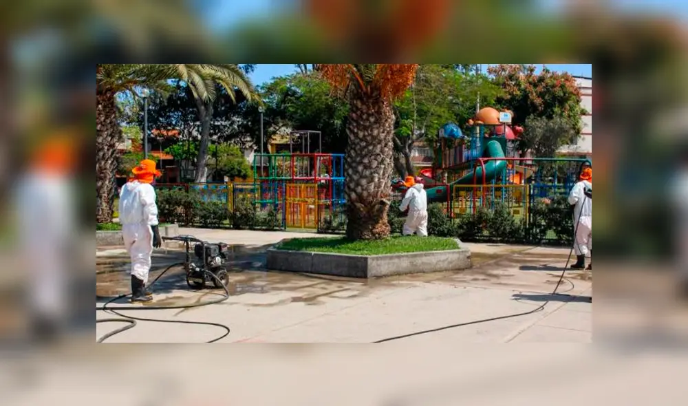 Parques de San Borja están siendo desinfectados. Foto: Andina Parques de San Borja están siendo desinfectados. Foto: Andina