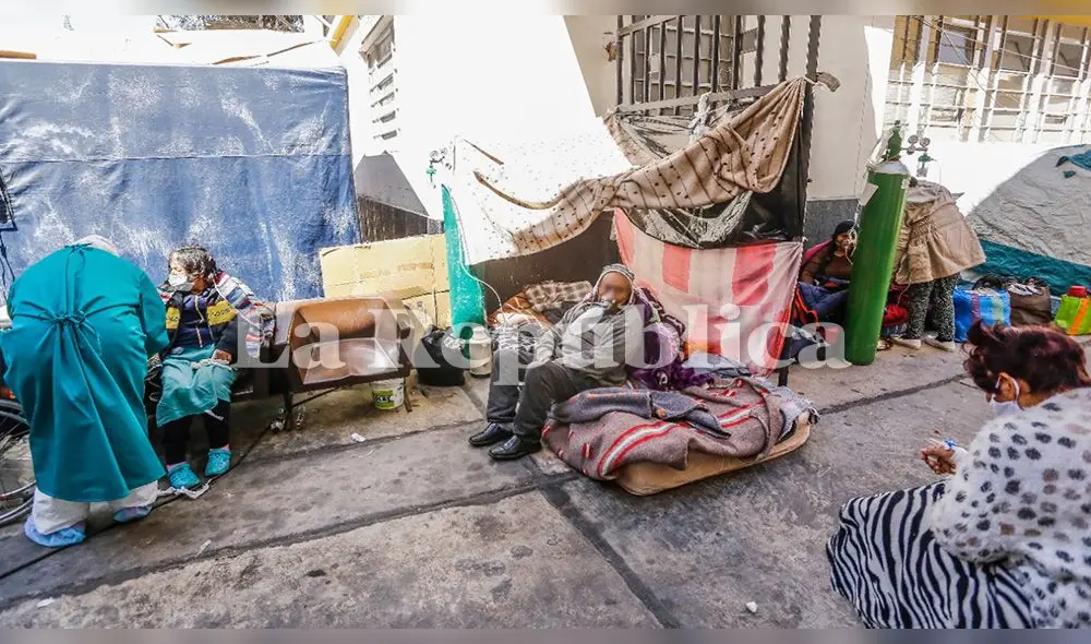 Hospital COVID-19 Arequipa. Sobre colchones, en carpas, en autos, así se aferran a la vida las personas y esperan que sea su turno de acceder a una cama. Foto: Oswald Charca - La República Hospital COVID-19 Arequipa. Sobre colchones, en carpas, en autos, así se aferran a la vida las personas y esperan que sea su turno de acceder a una cama. Foto: Oswald Charca - La República