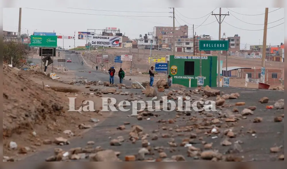 Para protestar contra el proyecto Tía María los manifestantes bloquearon diversas carreteras entre ellas las que conducen a Mollendo, en la provincia de Islay.