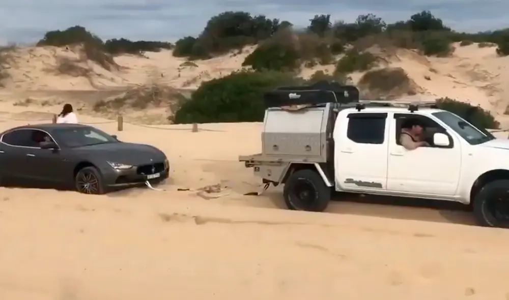 El Maserati había quedado atascado en las dunas. Foto: 9NewsQueensland / YouTube