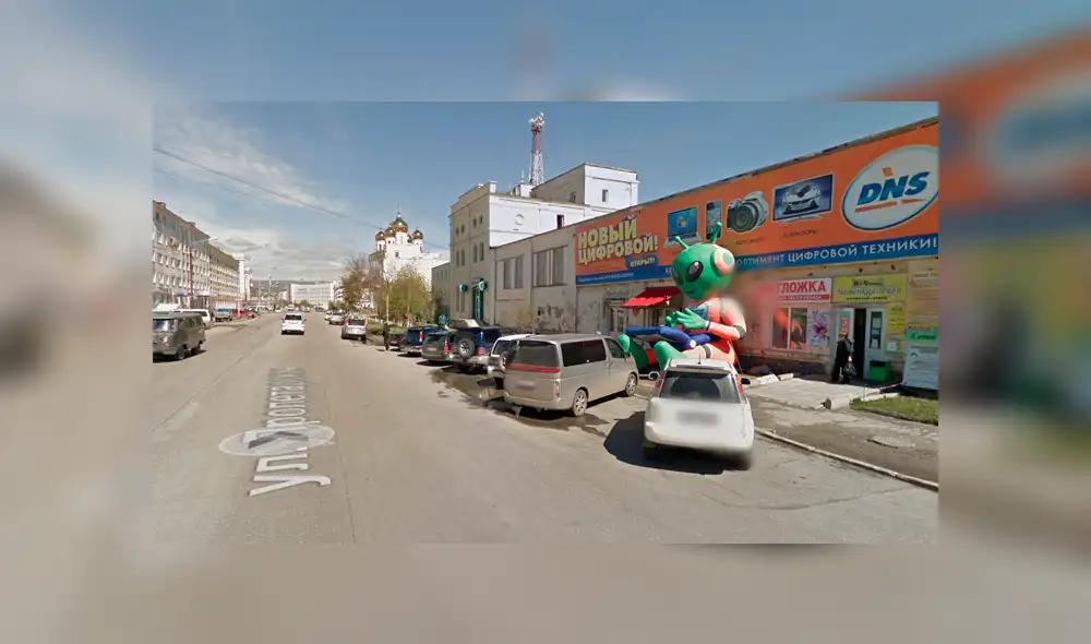 Google Maps: recorre calle en Rusia y descubre un gigantesco muñeco de alien [FOTOS]