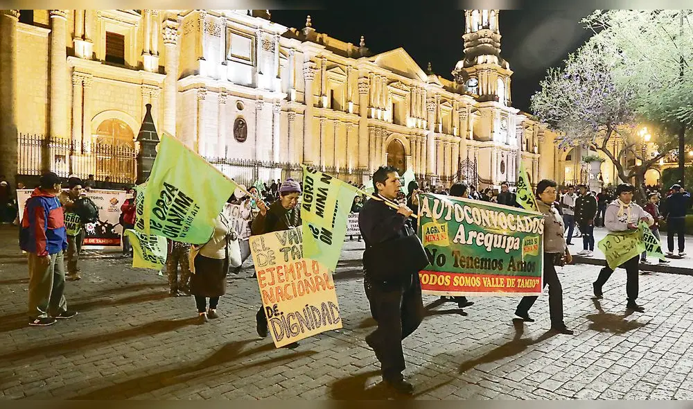 viernes por la noche. Antimineros llegaron a la vigilia por la paz e insultaron a activistas. viernes por la noche. Antimineros llegaron a la vigilia por la paz e insultaron a activistas.