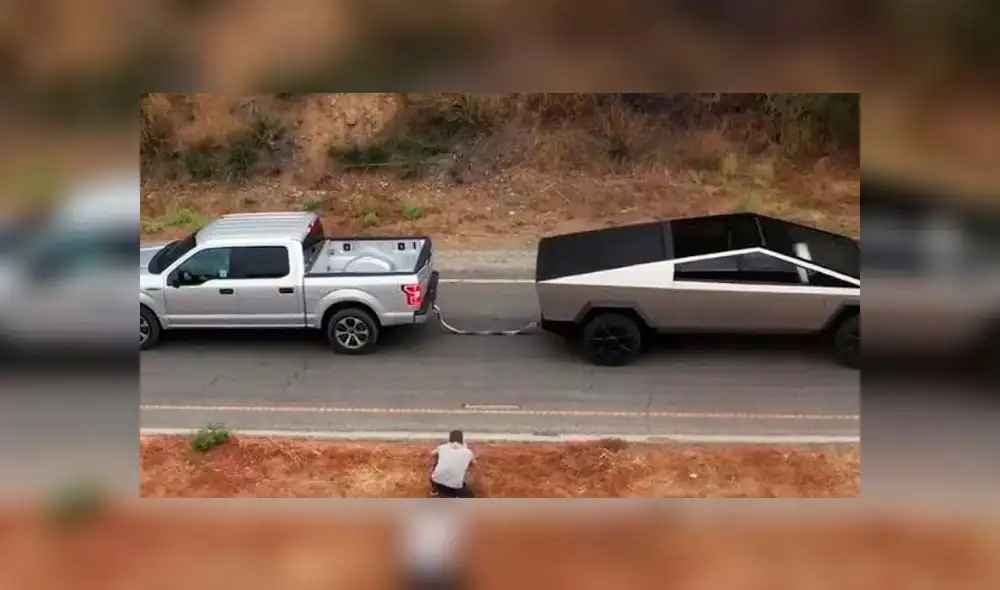 El momento en el que la nueva camioneta Cybertruck y el Ford más vendido en el mundo, compiten. Foto: captura de video.