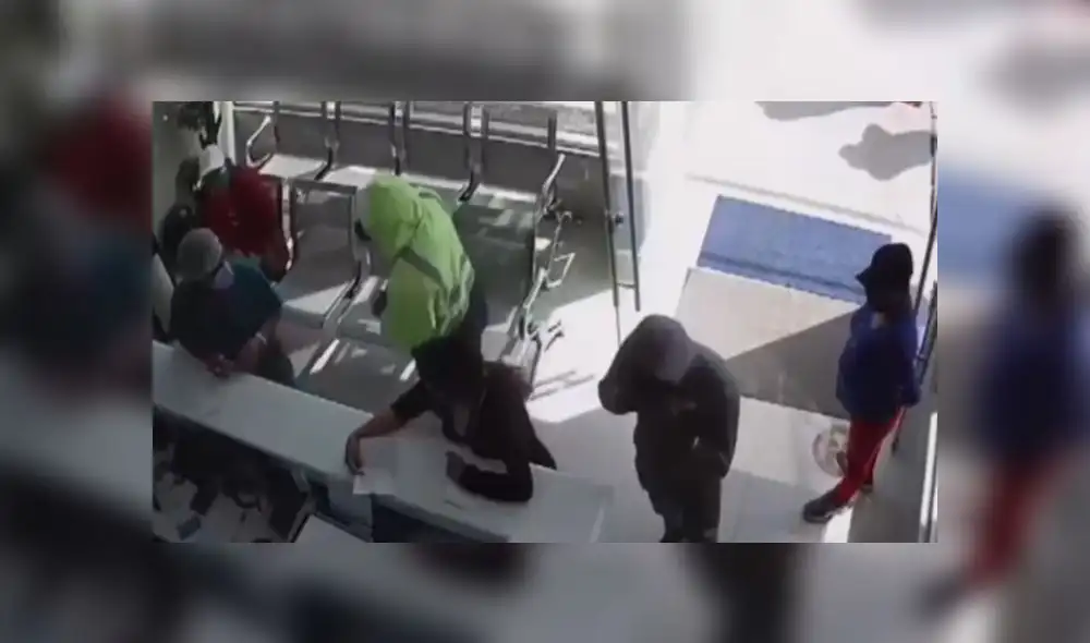 Sujetos cubrieron sus rostros con capuchas para no ser reconocidos a través de las cámaras de seguridad. (Foto: Captura de video / Latina Noticias)