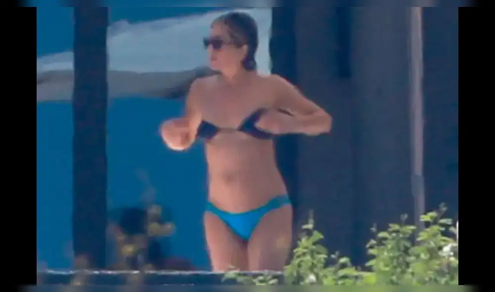 Jennifer Aniston casi muestra de más por inconveniente con su bikini Jennifer Aniston casi muestra de más por inconveniente con su bikini