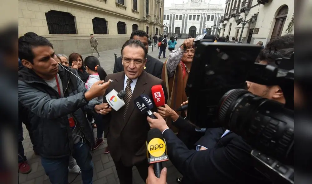 Gritan a Héctor Becerril que se someta a examen toxicológico [VIDEO]