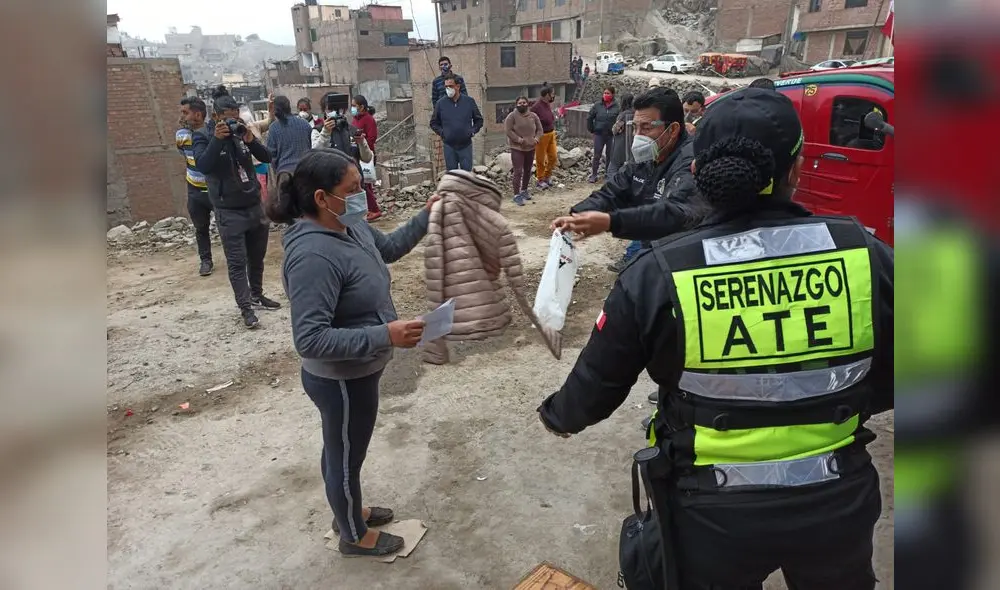 Reparten 15 mil casacas a población vulnerable de Ate Vitarte. / Creditos: María Pía Ponce/ URPI-GLR